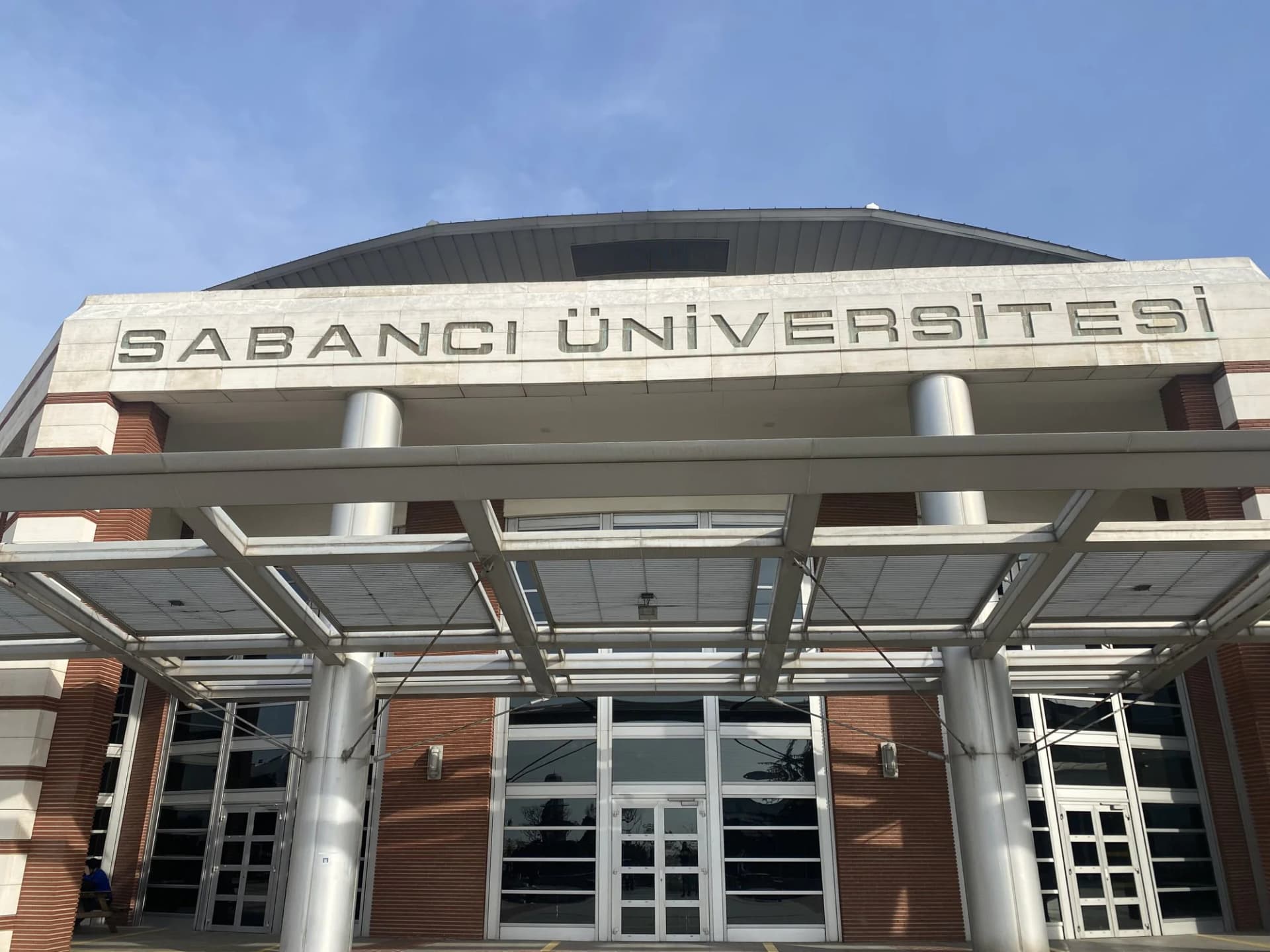 Sabancı Üniversitesi ana giriş binası